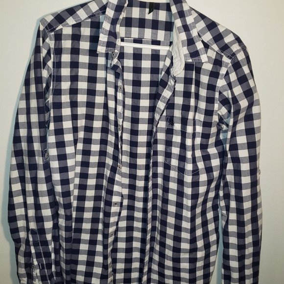 Stylish Slim Fit Men's Shirts - Vancouver - $10 - Picture 3 of 8